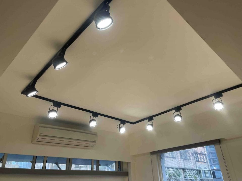 1. 照片顯示一個安裝在白色天花板上的黑色軌道燈