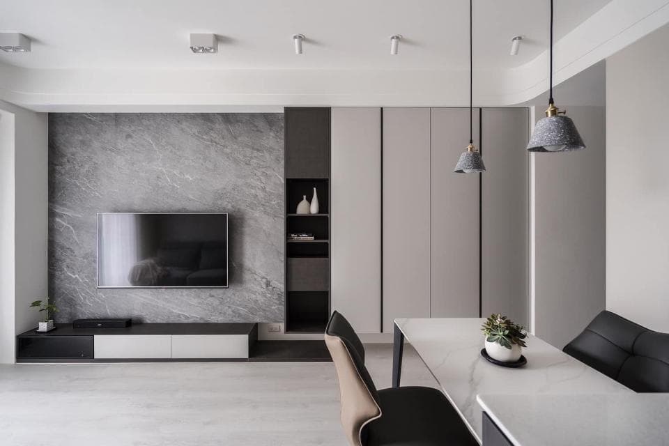 這張「現代簡約客廳」的照片是一個以灰白色調為主的客廳,牆壁上鋪有仿大理石的牆紙,搭配電視櫃和吊燈,整體風格簡約時尚。