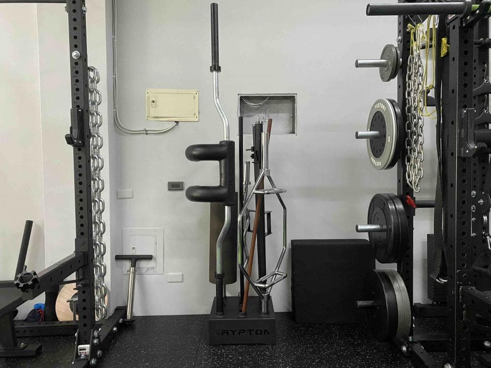 這是一張健身房的照片,照片裡有重訓器材。重訓可以增肌減脂,增強體能,改善身體機能。想要開始重訓,可以到PRO360找專業教練。