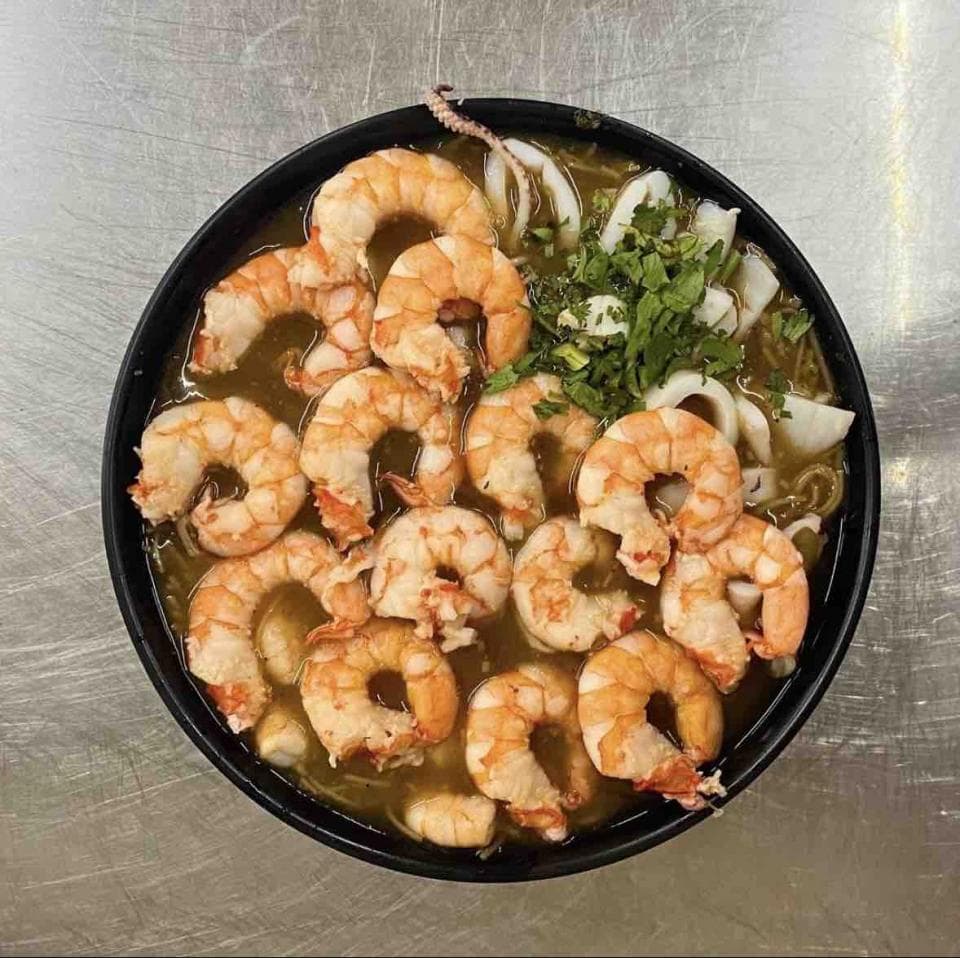 這張「海鮮湯」的照片是一碗滿滿的蝦仁湯,裡面還有魷魚、香菜、蔥和薑。