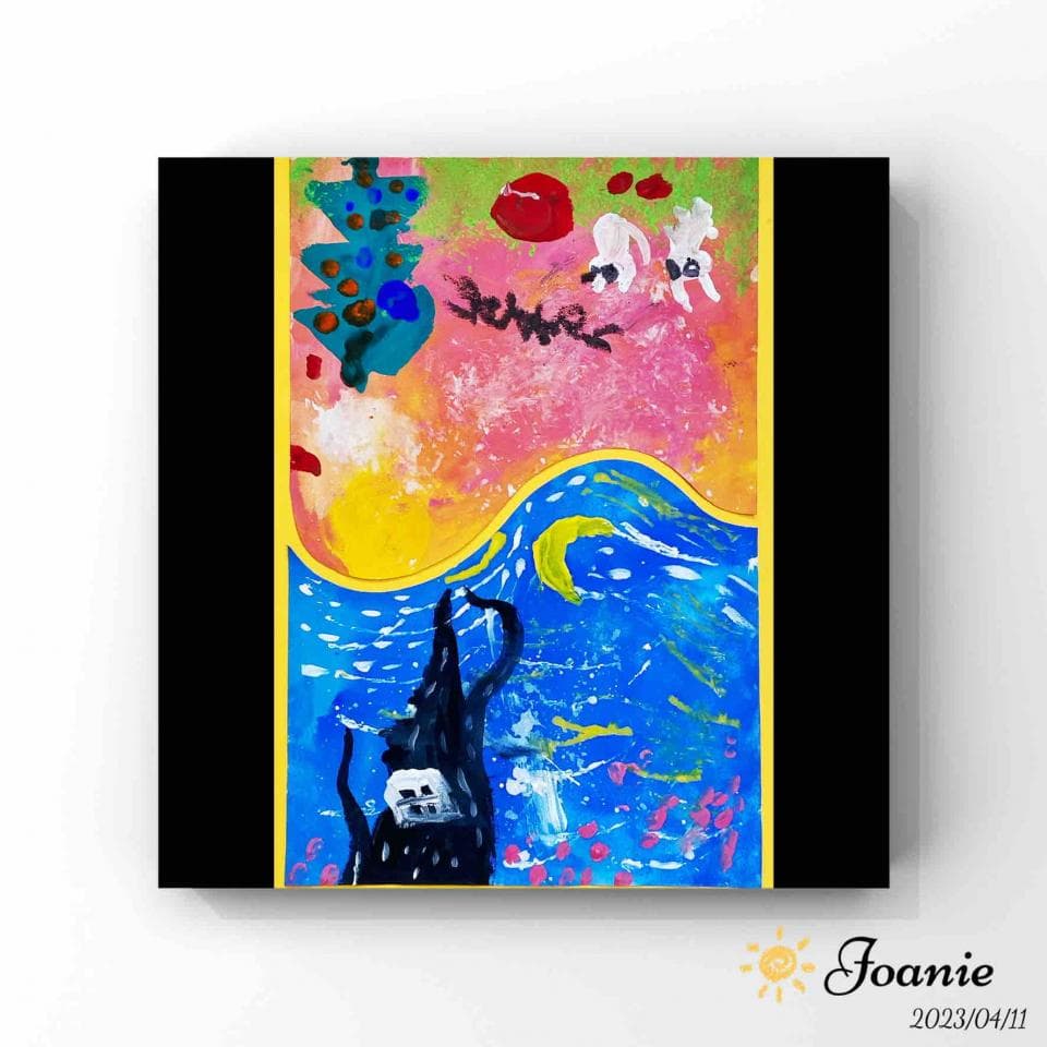 這張照片是一幅充滿色彩的抽象畫,畫中一個黑色物體,看起來像是一棵樹,從藍色的水面上伸出來,旁邊還有一彎月亮。