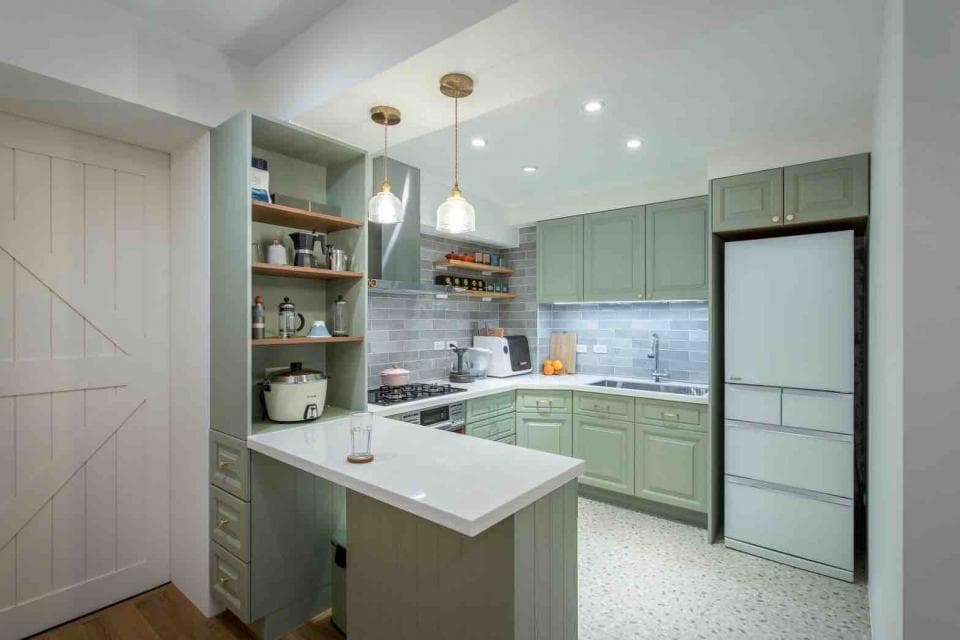 這張照片是一間現代化的廚房,最重要的是左側牆上一個開放式的架子,上面擺滿了各種不同的廚具和餐具。