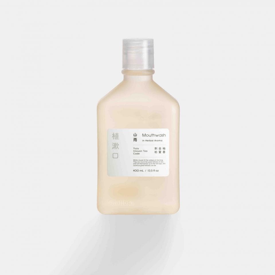 這張「漱口水」的照片是 一瓶透明的漱口水,瓶身上有「山茶」和「Mouthwash」的字樣。