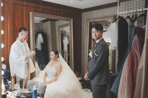 這張「」的照片是一男一女在臺上拿著麥克風說話,他們都穿著休閒服裝,背景是黃色的椅子。