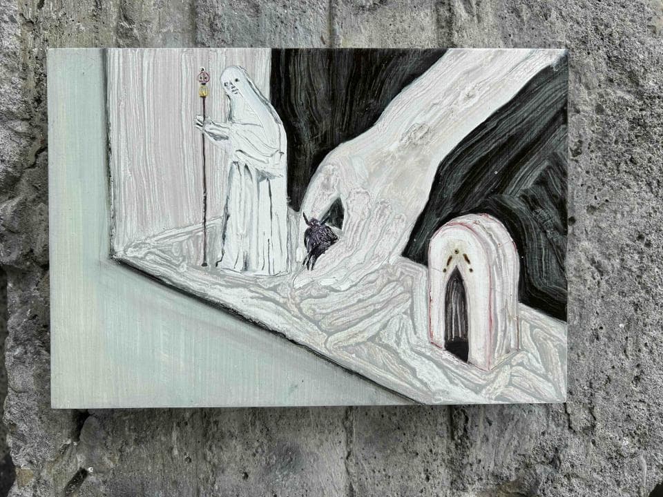 這張照片是一個畫作,畫中的人物是一個穿著白色長袍的女人,她拿著一根長長的棍子,站在一個拱門前,拱門後面是一片黑暗的空間。