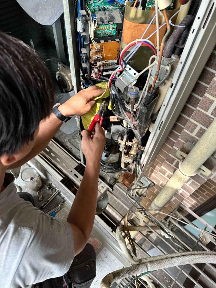 1) 照片中顯示一名男子正在修理裝置