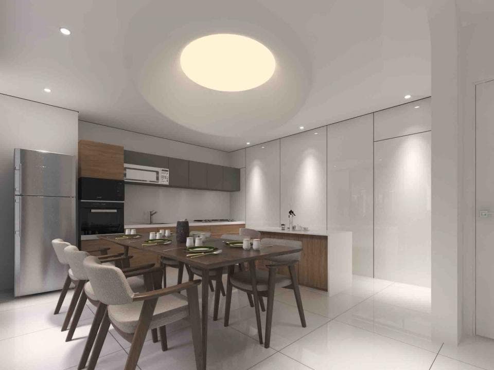 這張照片是一個現代化的廚房和餐廳,最顯眼的是中間的餐桌,餐桌是木質的,上面擺放著幾張椅子和一些餐具,看起來十分舒適。