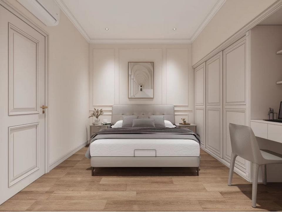 這張臥室的照片是一個簡約的現代風格,房間中間有一張床,床頭板是灰色,床單是白色,床邊有一個小桌子,房間角落有一個衣櫃,房間地板是木質地板。