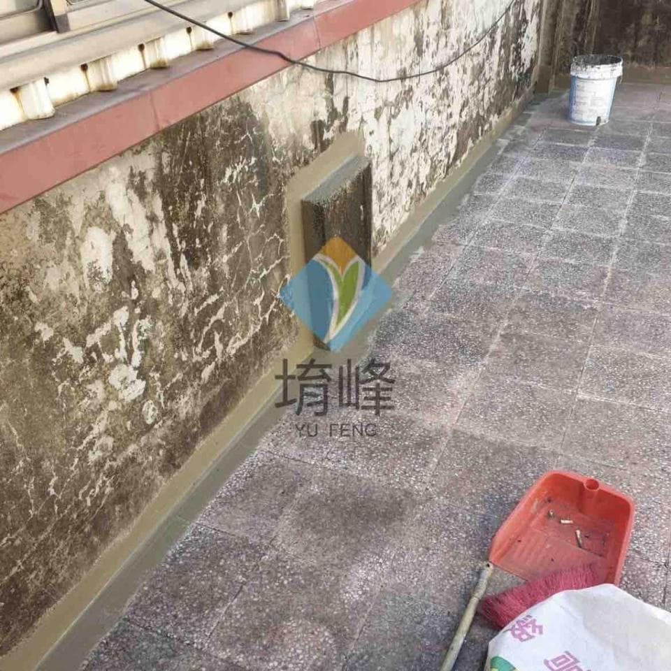 1) 照片顯示一棟建築物的牆壁和地板,牆壁有許多裂縫,地板則是鋪著石板,照片右下角還有一把掃帚和一個紅色畚箕