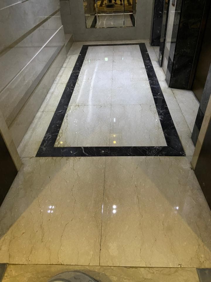 1) 照片顯示一個大理石地板,中間有黑色邊框的白色大理石地板