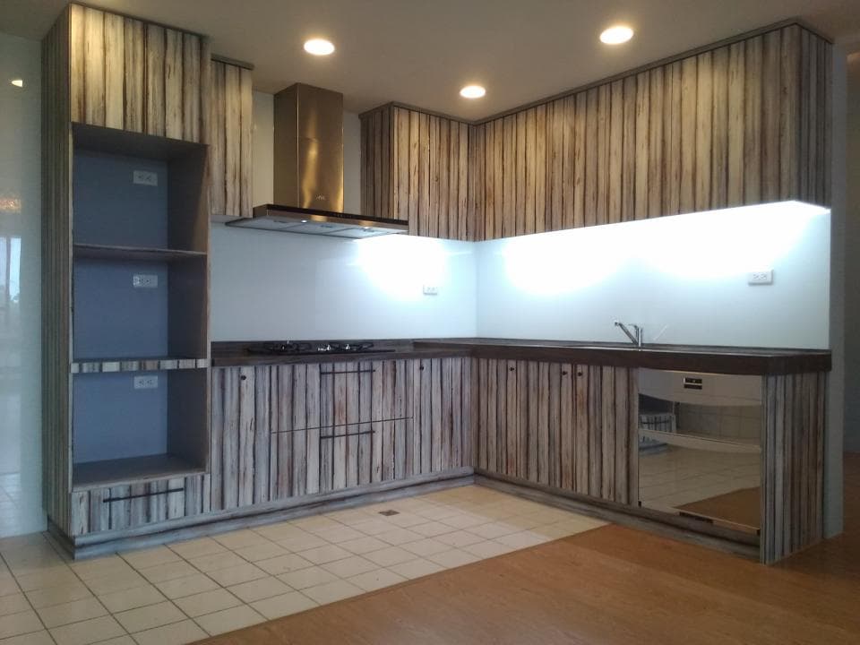 1) 照片顯示一隻白色的狗在黑色的狗床上睡覺