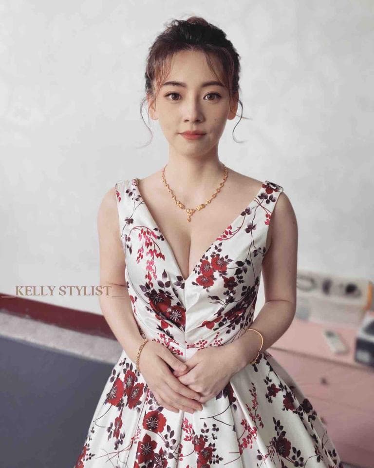 這張照片是一位穿著紅色花朵圖案洋裝的女生。