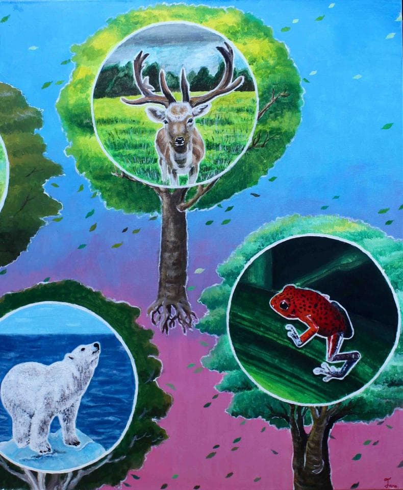 這張照片是一幅以綠色樹木為背景的畫作,畫中有一隻鹿,它躲在樹葉中,透過樹葉間的空隙,可以看見它。鹿的頭部清晰可見,可以看見它美麗的鹿角。