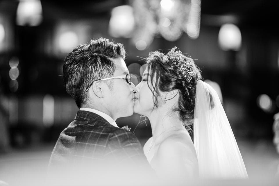 這張照片是一個婚紗攝影作品,照片中共有五位女性,她們都穿著黑色的禮服,背景則以不同的場景呈現。其中最重要的是最右邊那位女性,她身穿黑色蕾絲禮服,面帶微笑,顯得優雅而迷人。