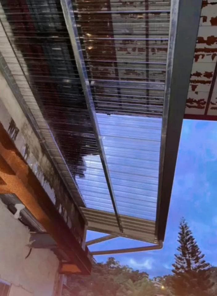 這張「透明屋頂」的照片是,屋頂由許多透明的塑料板組成,在夕陽的照射下,顯得格外明亮。