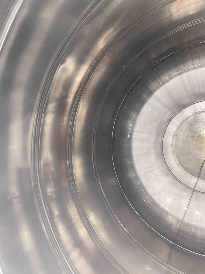 1) 這是一張金屬桶內部的照片,桶壁呈現出圓形層狀結構