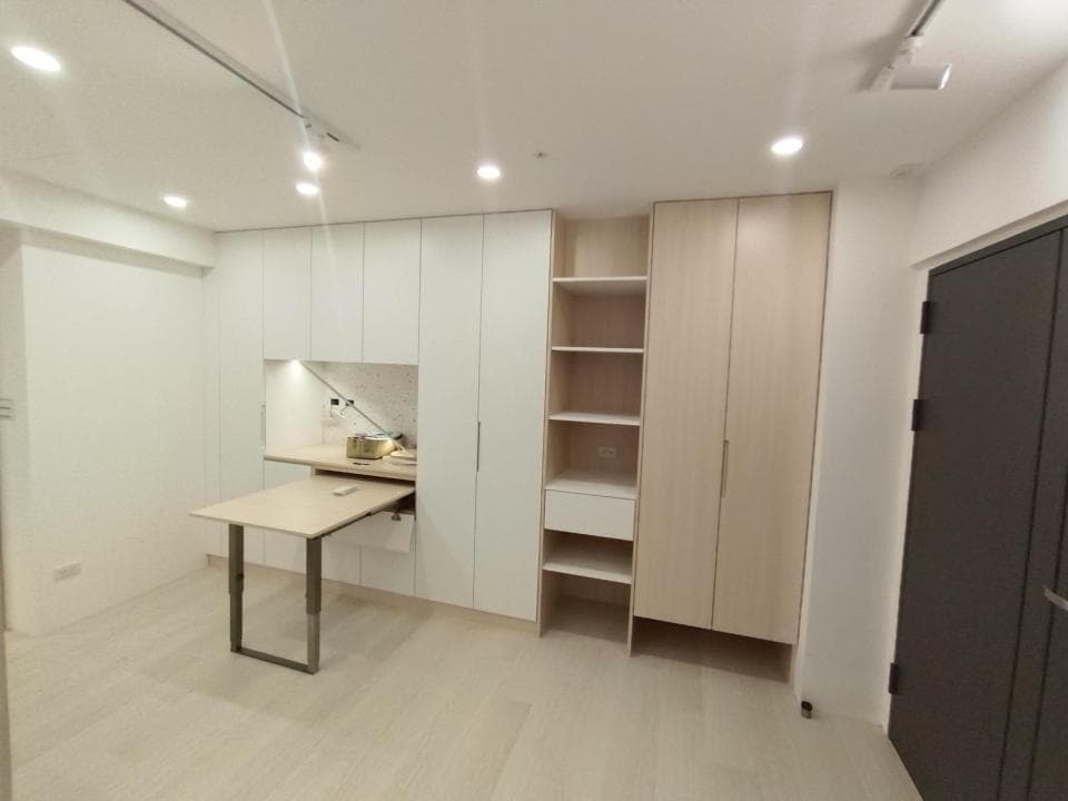 這張照片是現代化的室內設計,一個可以折疊收納的桌子,隱藏在牆壁的櫃子裡,有效利用空間,讓空間變得更寬敞。