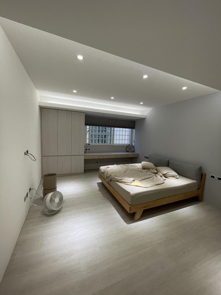 這張照片是一個現代化的臥室,最重要的是床,它是木製的,上面鋪著柔軟的床單,枕頭。房間裡充滿了自然光,並且地板是木質的,整體呈現出簡潔而舒適的氛圍。