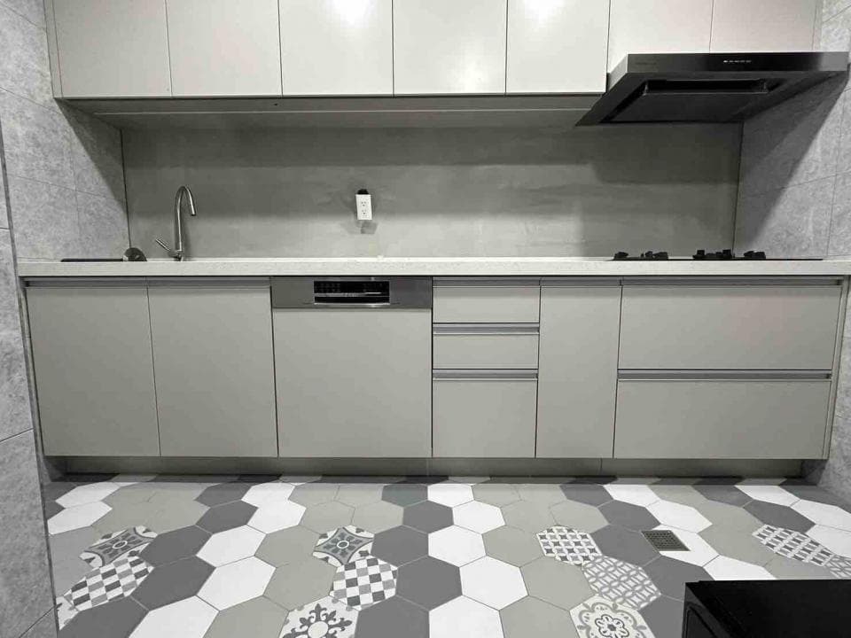 1) 照片顯示一個現代化的廚房