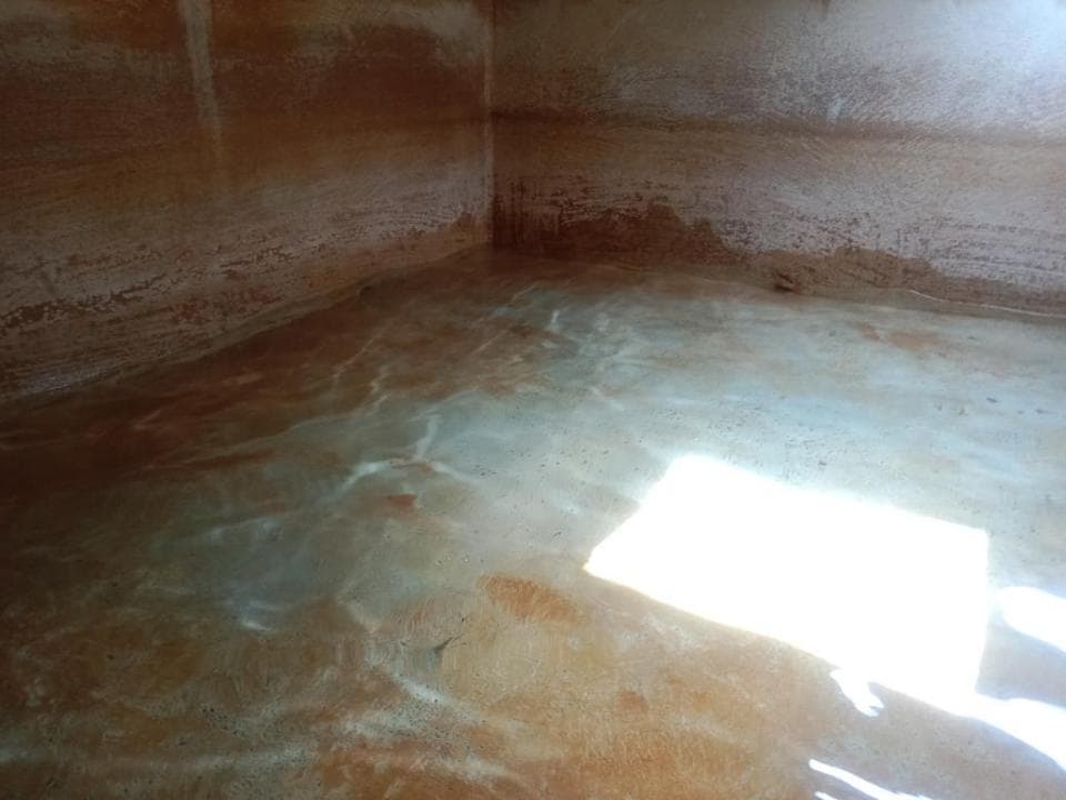 1) 這是一張空蕩蕩的水池的照片