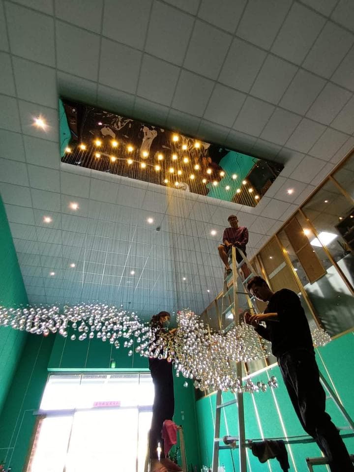 1) 這張照片顯示一間裝飾華麗的房間,房間中有一盞巨大的水晶吊燈,由數百個水晶裝飾而成,懸掛在房間中央