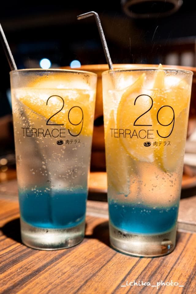 這張「兩杯飲料」的照片是兩杯藍色汽水,上面放了檸檬片,杯子上有「29 TERRACE」的字樣。