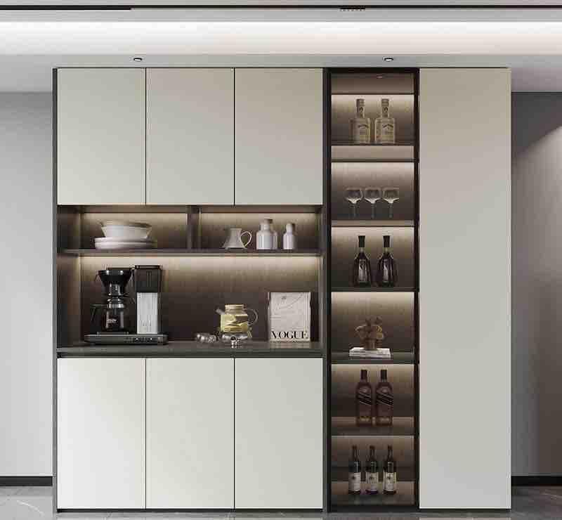 這張照片是一個現代化的酒櫃,它有一個玻璃門,裡面放着各種酒瓶和酒杯,以及一些裝飾品。櫃子下方是一個抽屜,可以存放其他物品。整體設計簡潔大方,非常美觀實用。