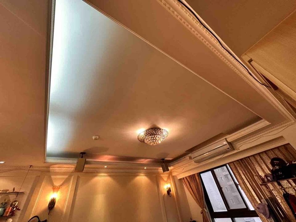 1) 這是一張室內天花板的照片,天花板上有裝飾性的石膏線,中央有一個水晶燈