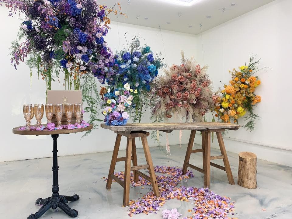 1) 照片中有一張桌子和兩個木頭凳子