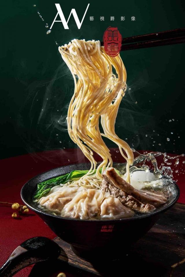 這張「碗仔翅」的照片是一碗熱騰騰的湯麵,裡面有肉片、雲吞和麵條,看起來非常美味。