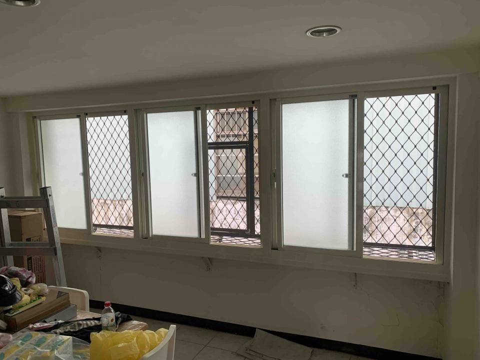 1) 這是一張室內照片,展示了四扇窗户,每扇窗戶都有格栅