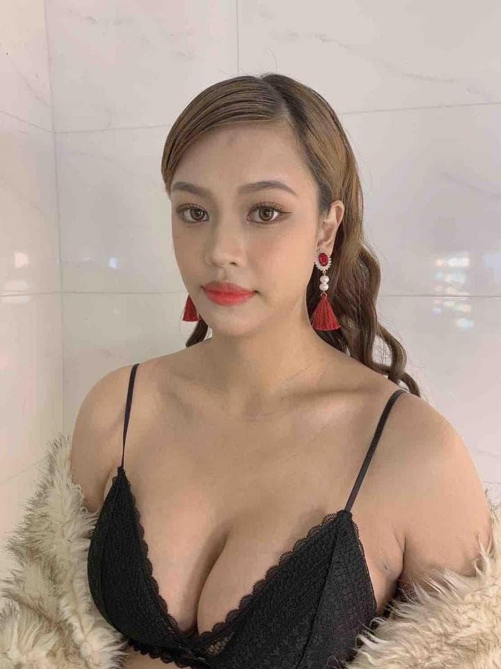 這張照片是一位年輕女性,她穿著黑色的蕾絲內衣,顯得性感迷人。