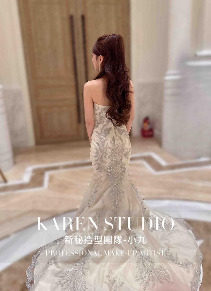 這張「新娘婚紗」的照片是一名穿著白色婚紗的女子,她擁有漂亮的長髮,以及精緻的妝容。