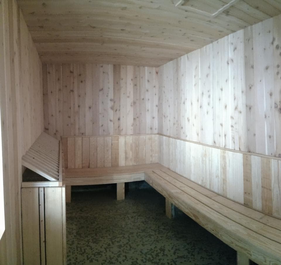 1) 照片顯示一個木板裝潢的房間,房間內有木板座椅和木板矮櫃