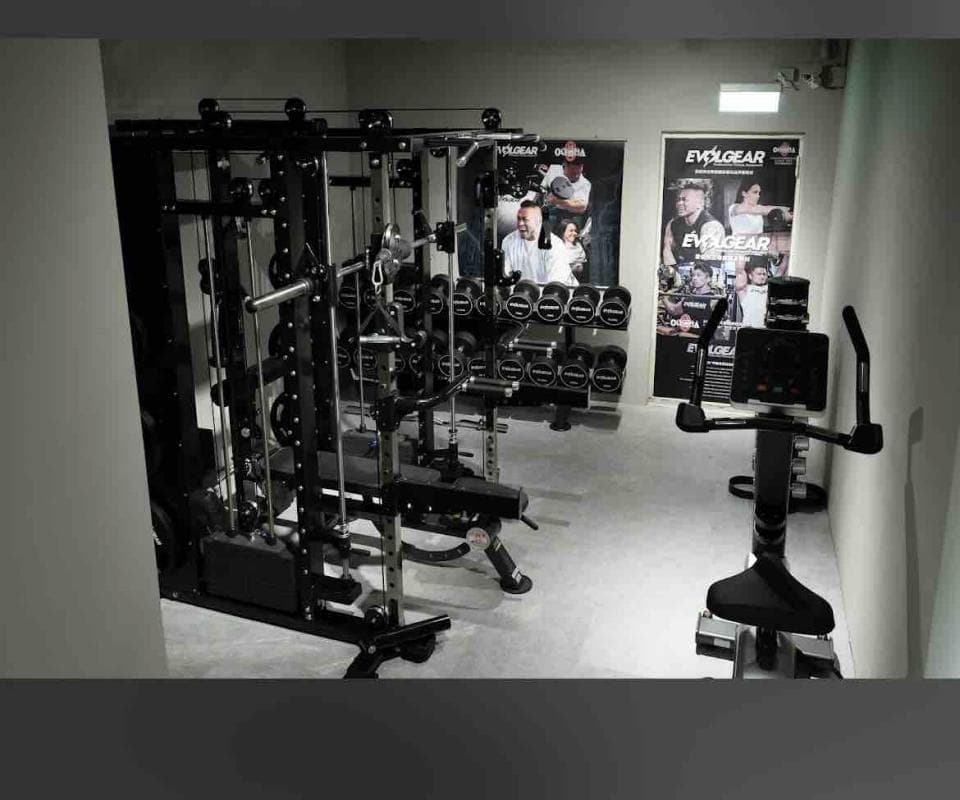 這張照片顯示的是健身房。健身運動可以增強肌肉,改善心肺功能,增強體能。想找健身教練,可以到「PRO360」網站查詢。