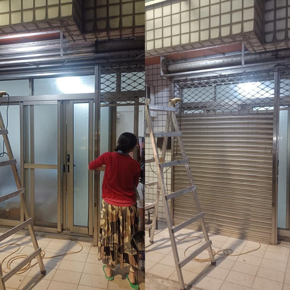 1) 照片中顯示一個女性站在房子門口的門檻上,旁邊有一個梯子