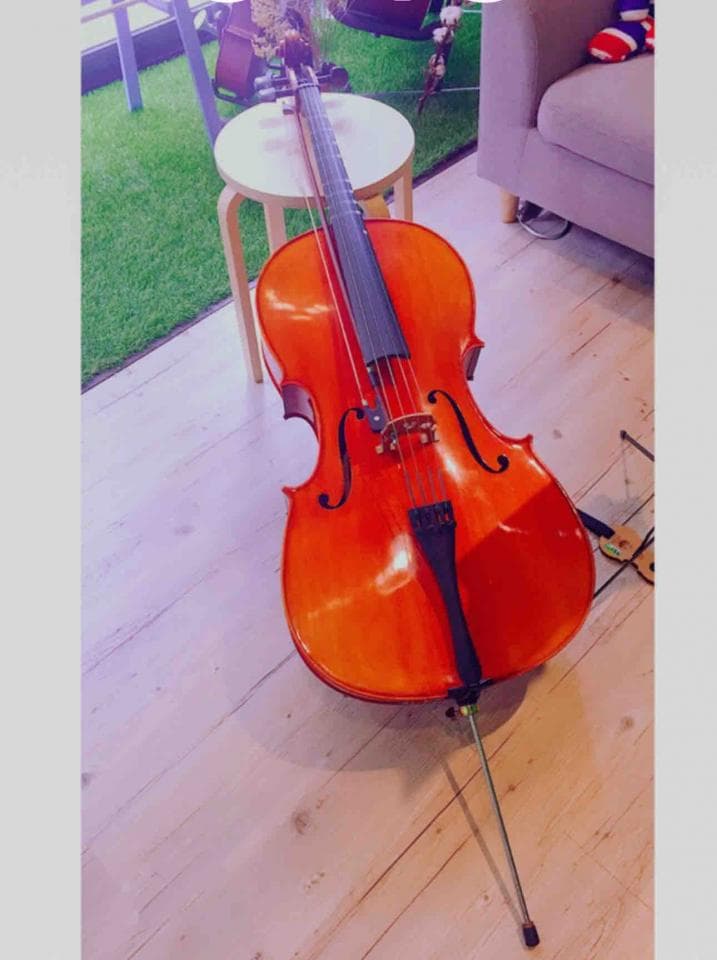 1) 照片中是一把大提琴放在木質地板上