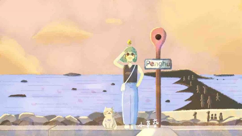 這張照片是一個女生站在海邊,她戴著墨鏡,手上拿著包包,看起來準備去旅行。她旁邊有一隻貓咪,看起來也很興奮。後面是海,還有寫著 "澎湖" 的路牌。