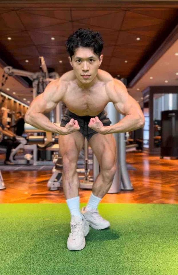 這張照片是一個健美運動員在健身房裡擺出健美姿勢,他肌肉發達,身材健壯,顯得自信滿滿。