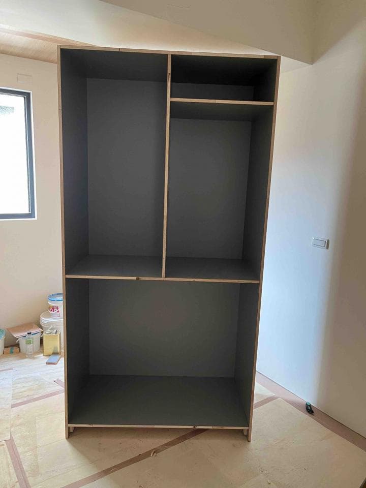 1) 照片顯示一個空的木架,有四個隔層,中間有兩格