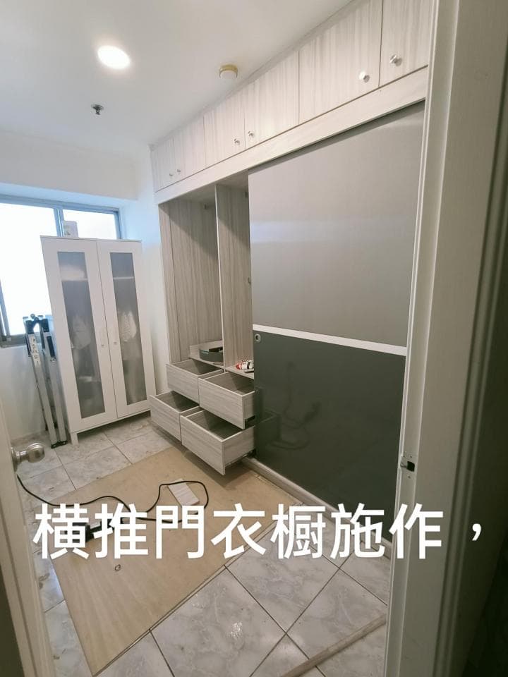 1) 照片顯示一個房間,房間裡有一個大型衣櫥