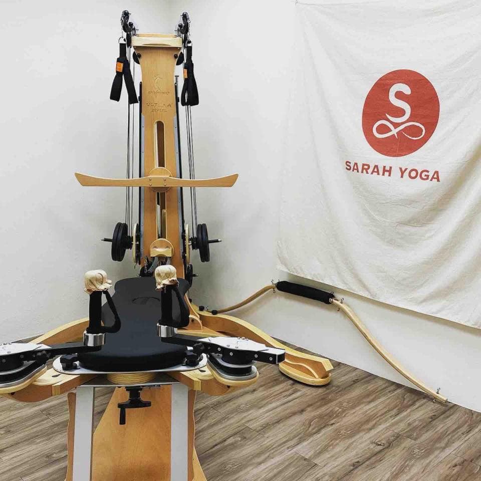 這張照片是關於普拉提運動的。普拉提可以加強核心肌群,改善平衡和協調性。想學習普拉提,可以到 PRO360 找教練。