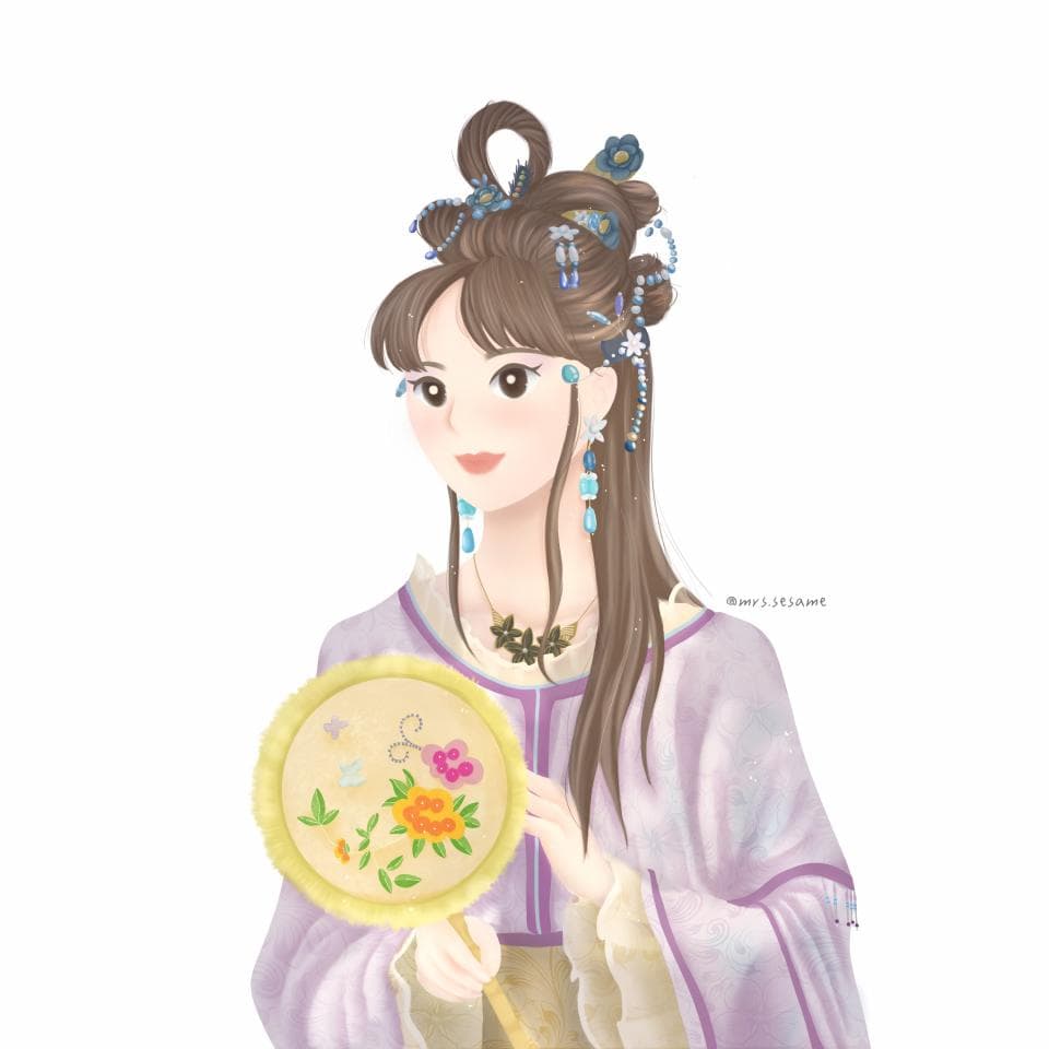 這張照片是一個穿著淡紫色長袍,頭戴著精美頭飾的女孩。她手持一把精緻的繡花扇,上面有蝴蝶和花朵的圖案。