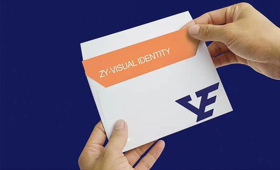 這張「信封」的照片是,信封上印有「ZY-VISUAL IDENTITY」字樣,並且有一個藍色的「YE」標誌。