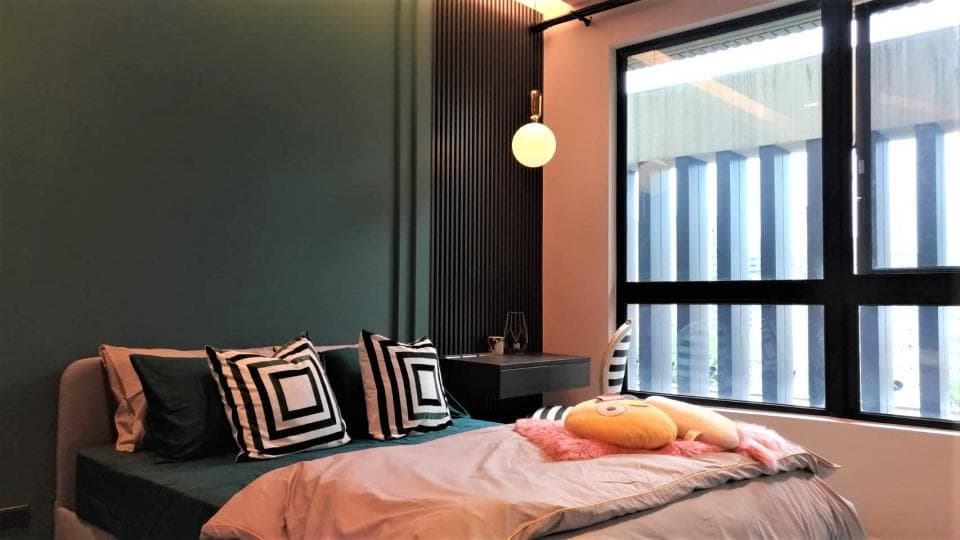 1) 照片中展示了臥室的床,床上有枕頭,床頭櫃上有一個燈