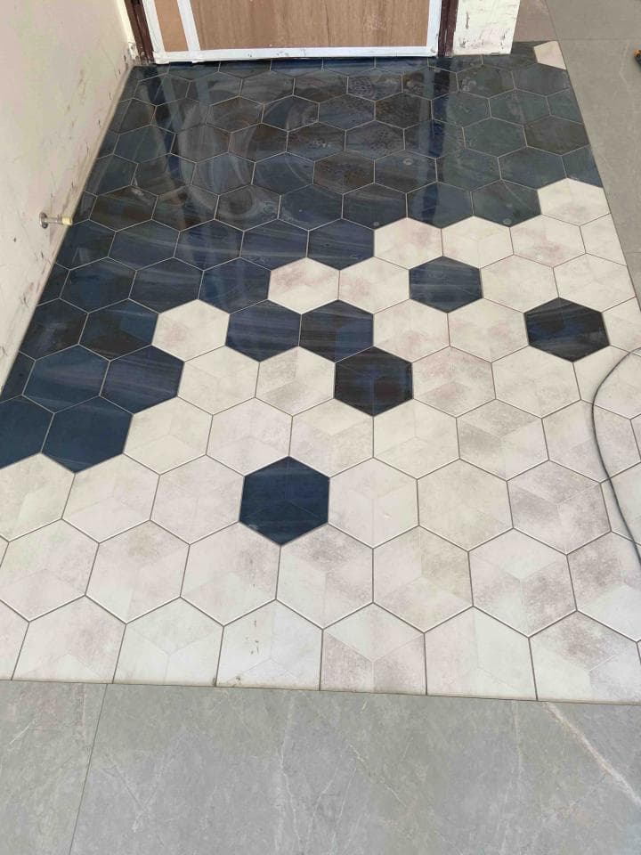 1) 照片顯示一個由白色和藍色六角形瓷磚構成的地板,藍色瓷磚上有一些深色條紋