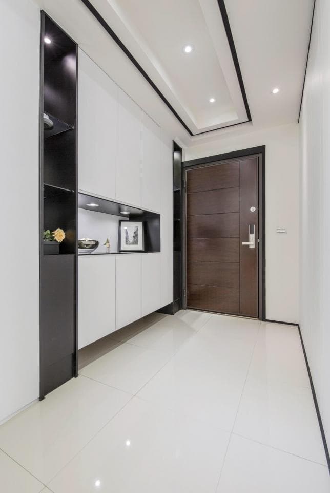 這張照片是一個現代化的玄關,最重要的是白色磁磚地板,光線明亮,空間看起來非常寬敞。