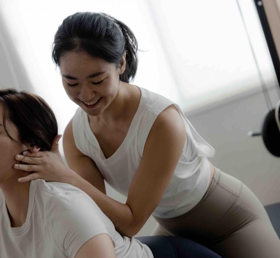 這是一張瑜伽照片。瑜伽可以幫助改善柔軟度和平衡感,並減輕壓力。想學瑜伽?快上PRO360找教練!