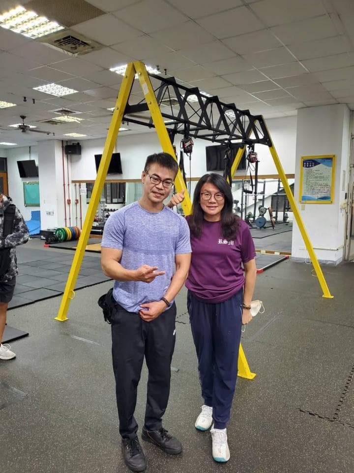 這張照片是關於健身運動。健身運動可以增強體能、提高免疫力、改善情緒,讓你變得更健康! 想找健身教練,就上 PRO360 找吧!