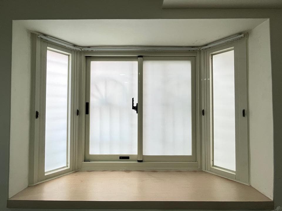 1) 這是一張室內照片,顯示一個帶有百葉窗的窗戶